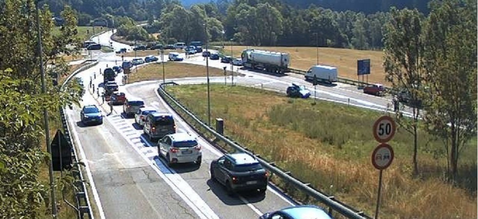 Camion tampona un minivan che finisce per essere centrato da un'altra auto sulla corsia opposta