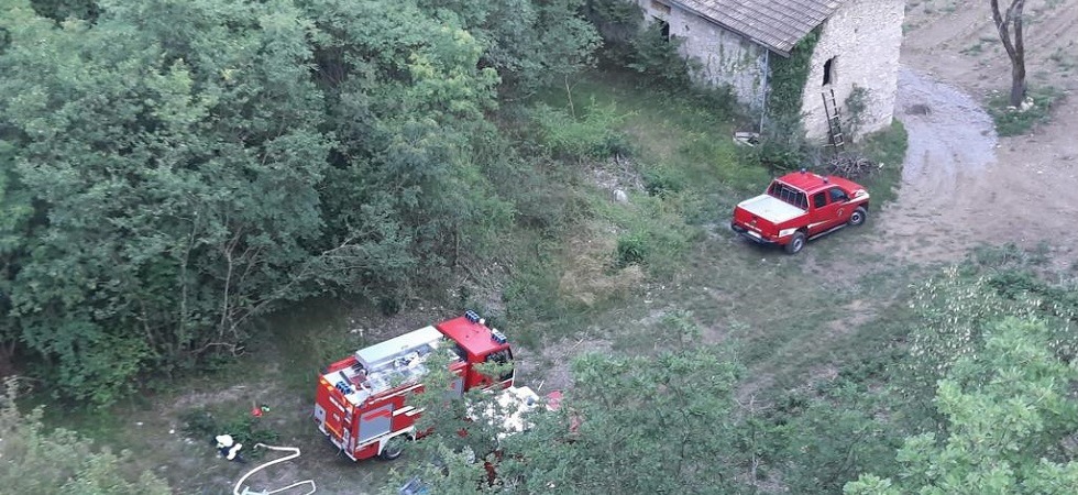Il fumo si alza dal bosco e le fiamme si propagano velocemente: bruciati circa 100 metri quadri