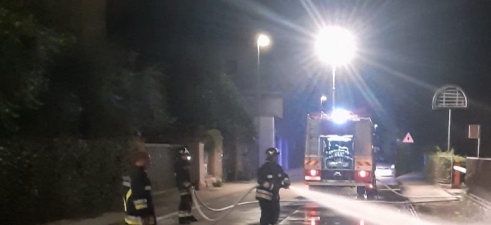 Fiamme su un poggiolo, si scioglie la plastica che finisce su un'auto danneggiandola