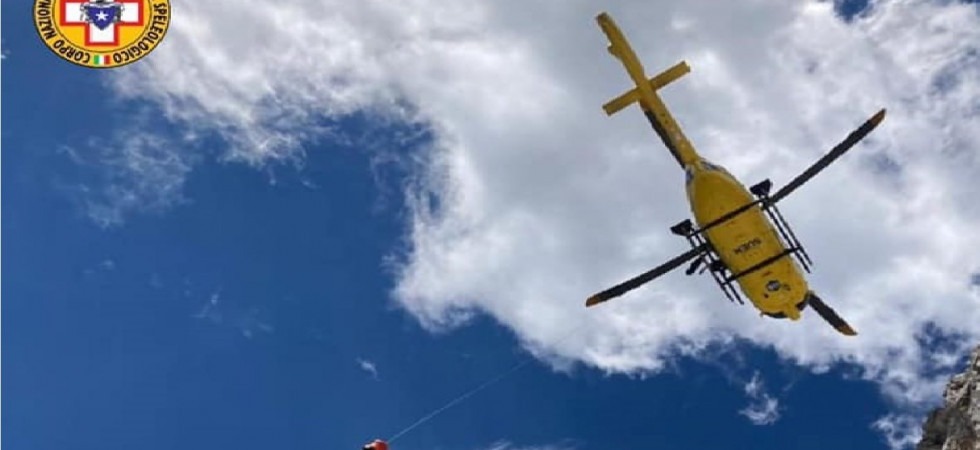 Incidente in montagna, vede la moglie ruzzolare per 20 metri nel ghiaione e per lo spavento sviene