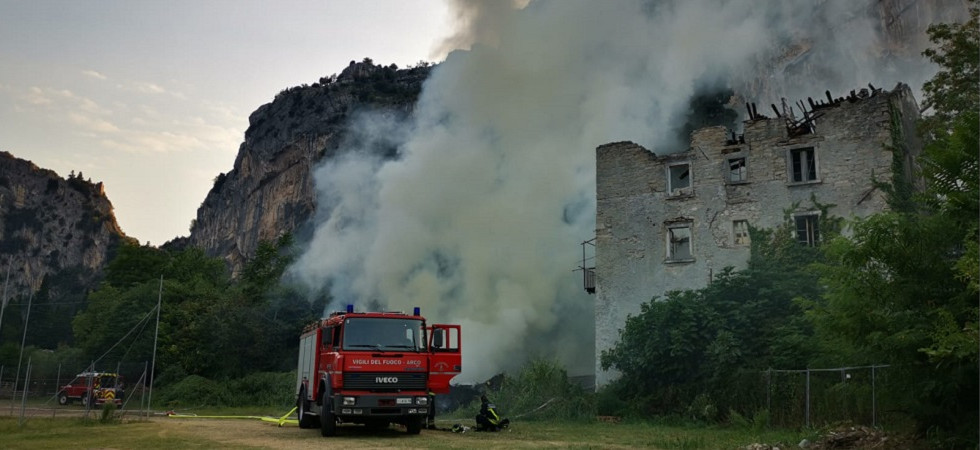 Grosso rogo nell'Alto Garda, i vigili del fuoco salvano una villetta
