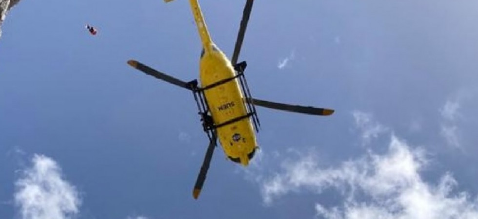 Alla guida di un'auto viene punto da un insetto e va in shock anafilattico, un uomo soccorso con l'elicottero