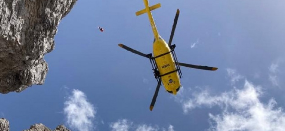 Troppo caldo, una coppia di alpinisti chiede aiuto al soccorso alpino e interviene l'elicottero