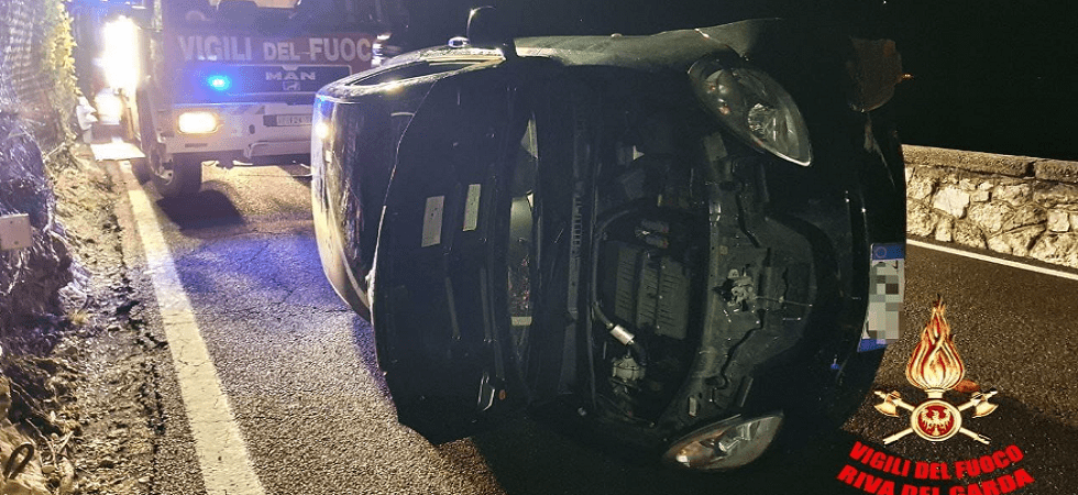 Incidente nella notte sulla Gardesana, ragazza alla guida di un'auto sbanda e il mezzo finisce per ribaltarsi