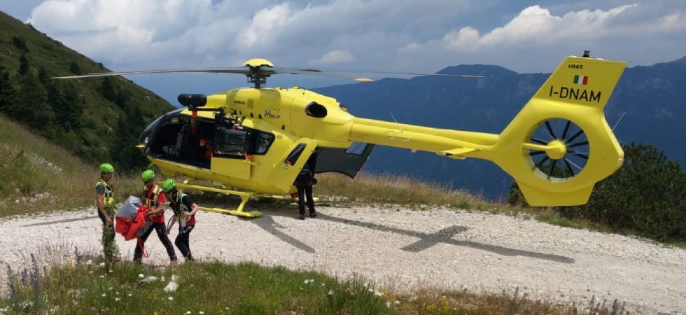 Perde il controllo della mountain bike e cade a terra infortunandosi: elitrasportata in ospedale una donna di 54 anni