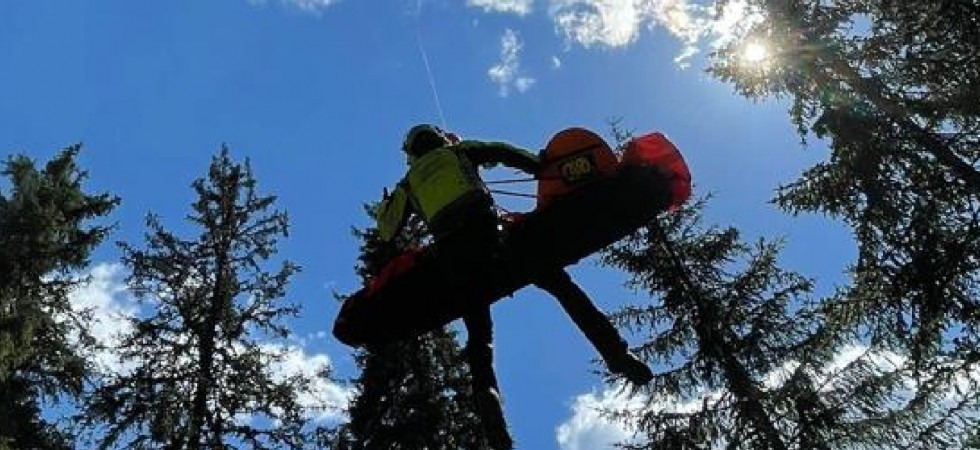 Malore in montagna per un 75enne: i soccorritori sbarcano tra gli alberi con un verricello di 60 metri per il recupero