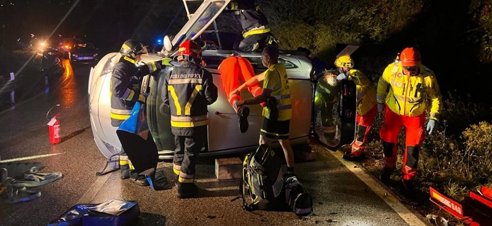 Schianto nella notte, momenti di paura per una 32enne: ha perso il controllo dell'auto che si è poi ribaltata