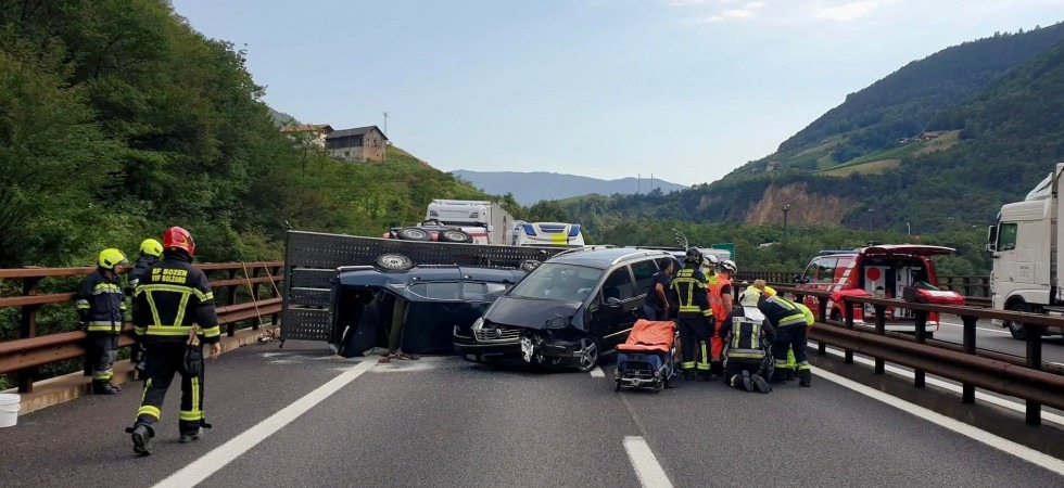 Momenti di paura in A22, perde il controllo dell'auto e si ribalta il carrello