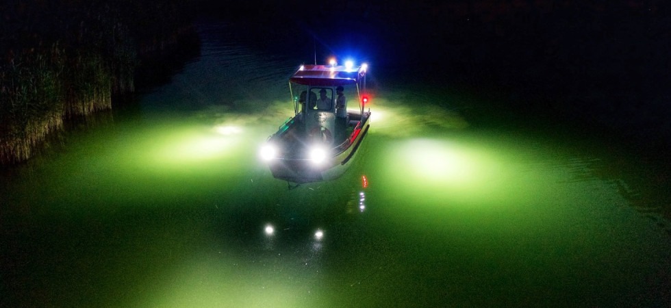 Paura per una ragazza, blocca in mezzo al lago di Caldaro durante il nubifragio