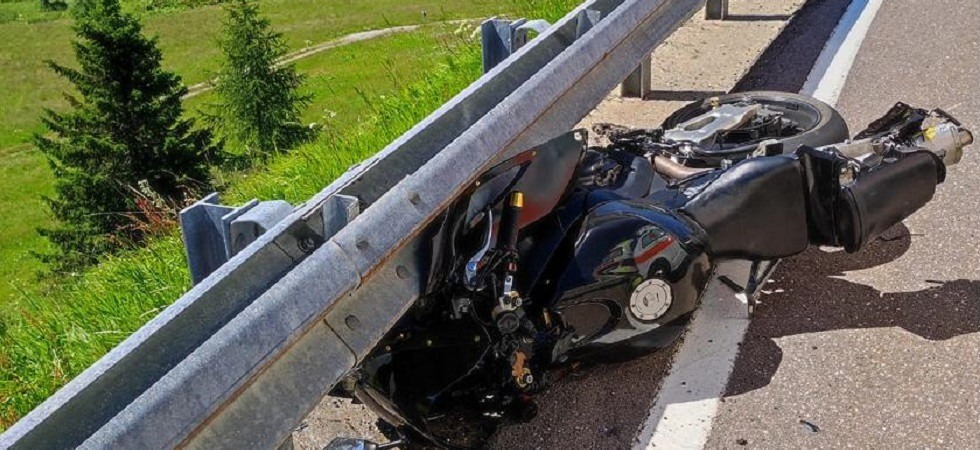 Si schianta con la moto contro il guardrail e il mezzo si incastra nella barriera davanti agli amici