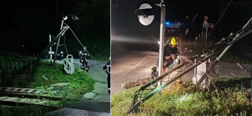 Sbaglia manovra con il carro pieno di legna e finisce per distruggere un passaggio a livello