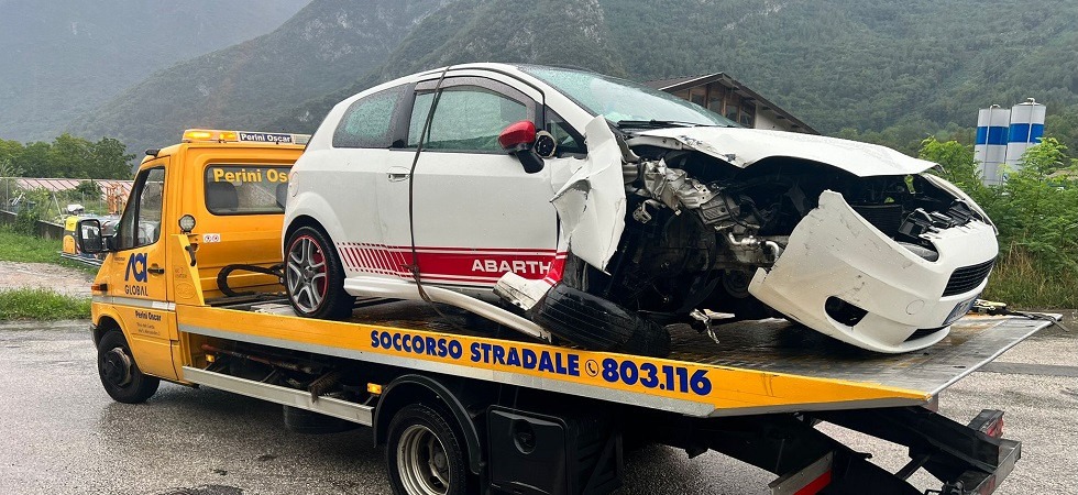 Perde il controllo dell'auto e la corsa finisce contro un palo dell'illuminazione pubblica: un 22enne e un 18enne in ospedale