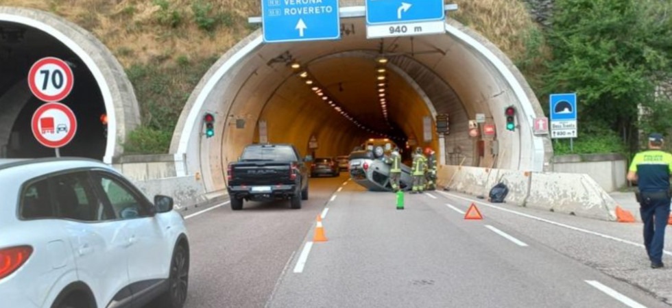Perde il controllo dell'auto e si cappotta con l'auto sulla tangenziale poco prima della galleria
