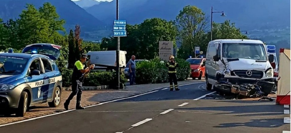 Tamponamento tra due veicoli e un furgone invade la corsia opposta, violento frontale contro una moto: gravissimo un 65enne