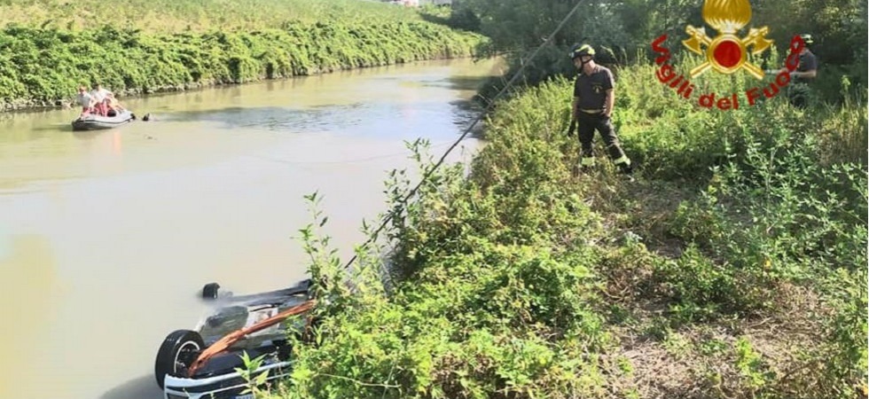 Esce di strada e precipita con l'auto nel fiume: morte annegate madre e figlia