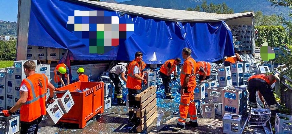 Perde il controllo del camion ed il carico di bottiglie d'acqua finisce in strada: pompieri al lavoro per rimuovere i vetri