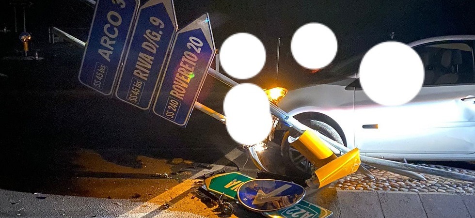 Foto Tony Pula Perde il controllo dell’auto e finisce incastrato sull’aiuola spartitraffico della nuova rotonda
