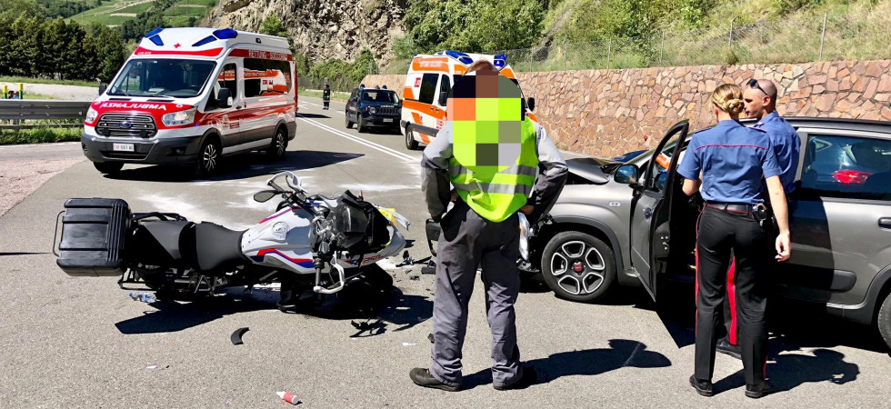 Terribile frontale moto-auto: 4 i feriti trasportati in ospedale, sul posto anche l'elisoccorso