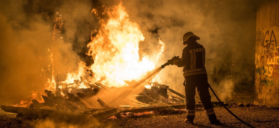 Foto David Ceska Le fiamme divampano e distruggono una casetta in legno: allarme nella notte