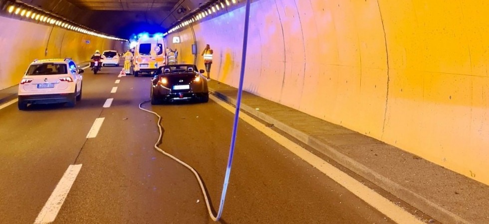 Camion in galleria strappa un grosso cavo che colpisce i veicoli in transito: momenti di paura sulla Mebo