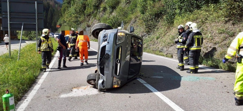L'auto sbanda e si ribalta sulla strada: in ospedale diverse persone coinvolte nell'incidente