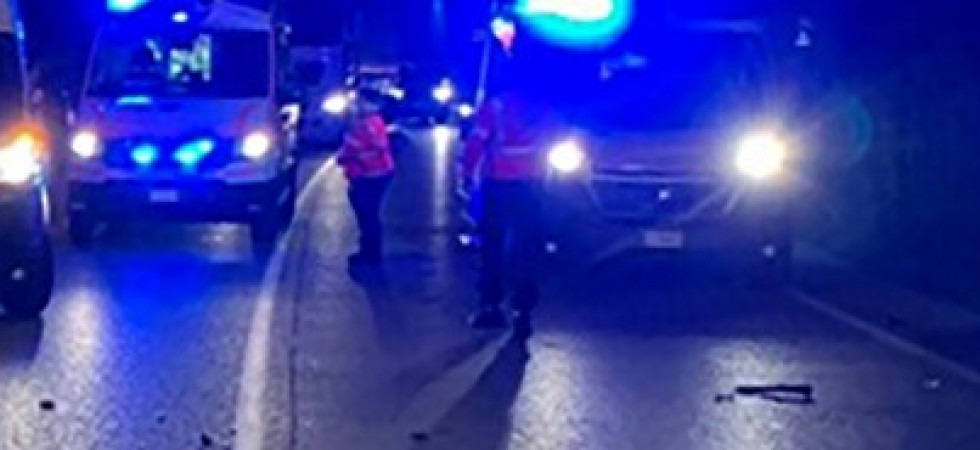 Perde il controllo della moto e si schianta, il mezzo poi prende fuoco: tragedia all'alba è morto un uomo