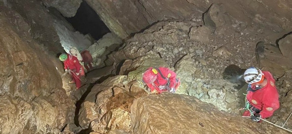 Bloccato a 100 metri di profondità dentro una grotta dopo essere stato colpito da un pezzo di roccia