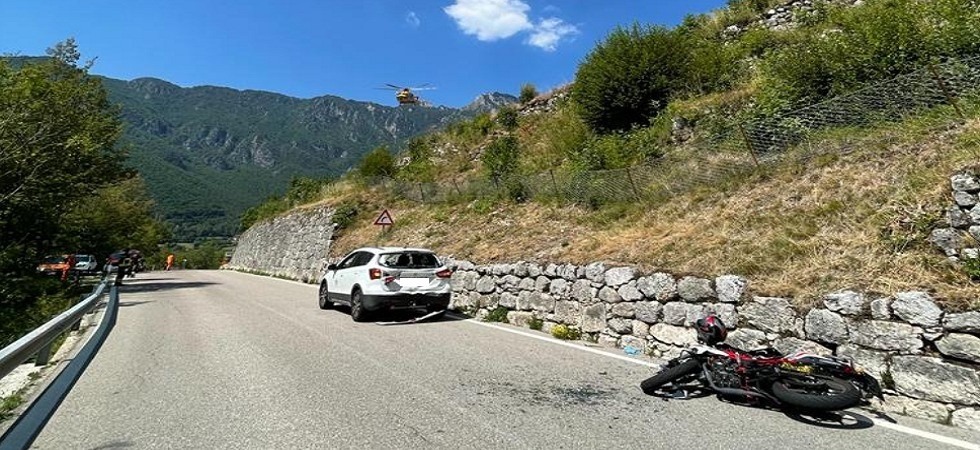 Violento schianto moto-auto, un centauro finisce sull'asfalto: decolla l'elicottero