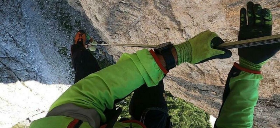 La via è chiusa per pericolo crolli ma loro la scalano lo stesso
