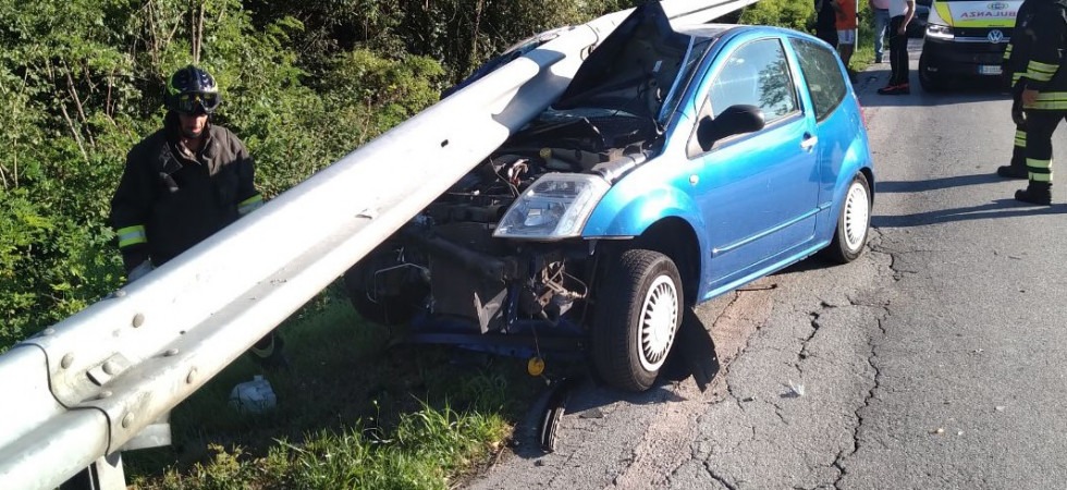 Perde il controllo dell'auto e finisce per incastrarsi sotto il guard-rail