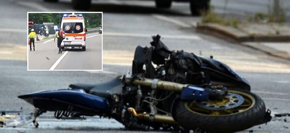 Si schianta con la moto contro l'autobus, diversi feriti
