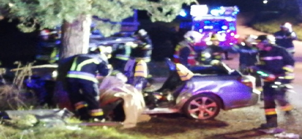 Violento schianto nella notte, un 28enne è finito con l'auto contro un albero rimanendo incastrato fra le lamiere