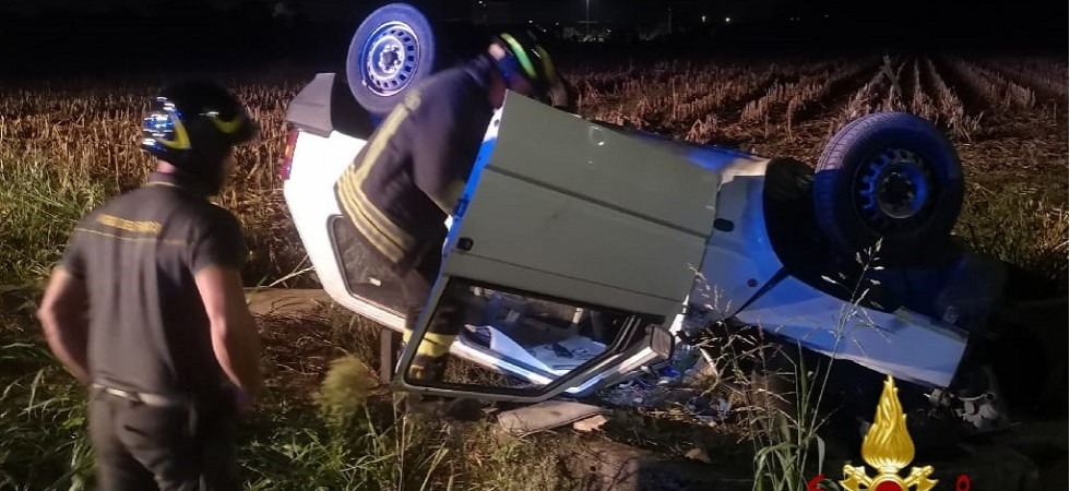 Urta una canaletta irrigua e si rovescia con l'auto: un ragazzo muore a soli 21 anni, ferito il passeggero