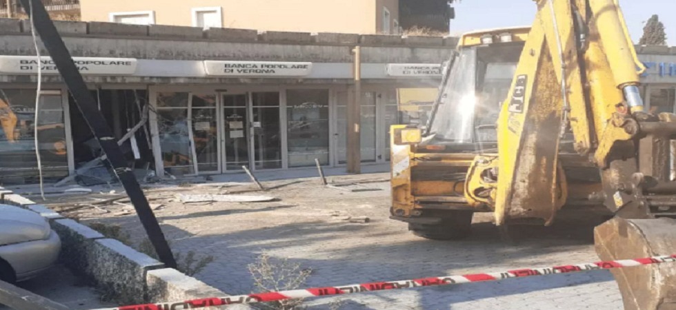 Rubano un escavatore e assaltano la banca: sfondano le vetrate e portano via il bancomat