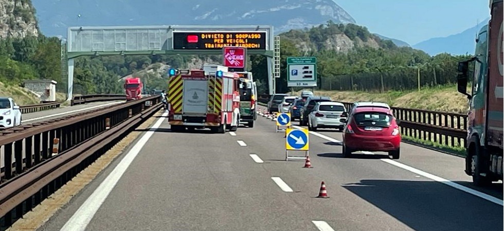 Tamponamento a catena sull'A22, quattro auto coinvolte e si viaggia solo sulla corsia di emergenza