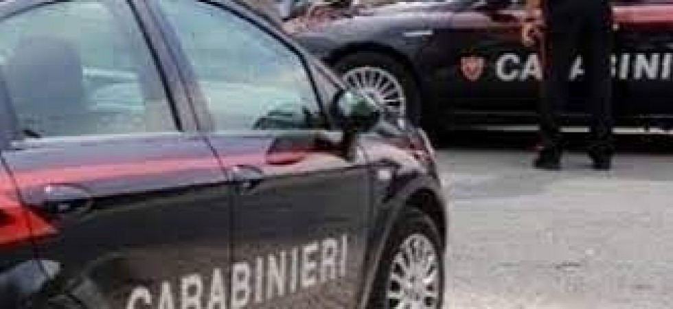Chiude i familiari in casa, esplode colpi di pistola in aria e scappa