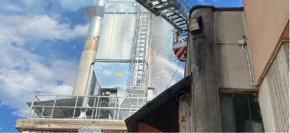Il macchinario per filtrare la segatura va in cortocircuito, fiamme da un silo
