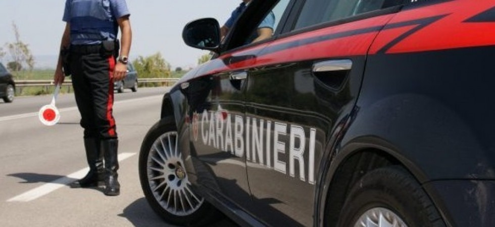 Investe con l'auto una postina e una turista e fugge senza soccorrerle