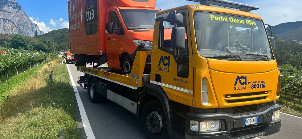 Schianto auto-furgone nell'Alto Garda, soccorritori in azione e traffico in tilt