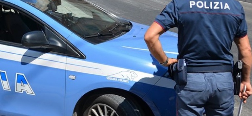 Gettano l'eroina dal finestrino per eludere il controllo ma vengono visti dai poliziotti