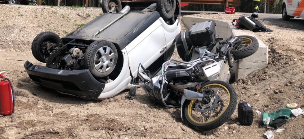 Schianto tra una moto e una minicar che si ribalta, due persone trasportate in ospedale