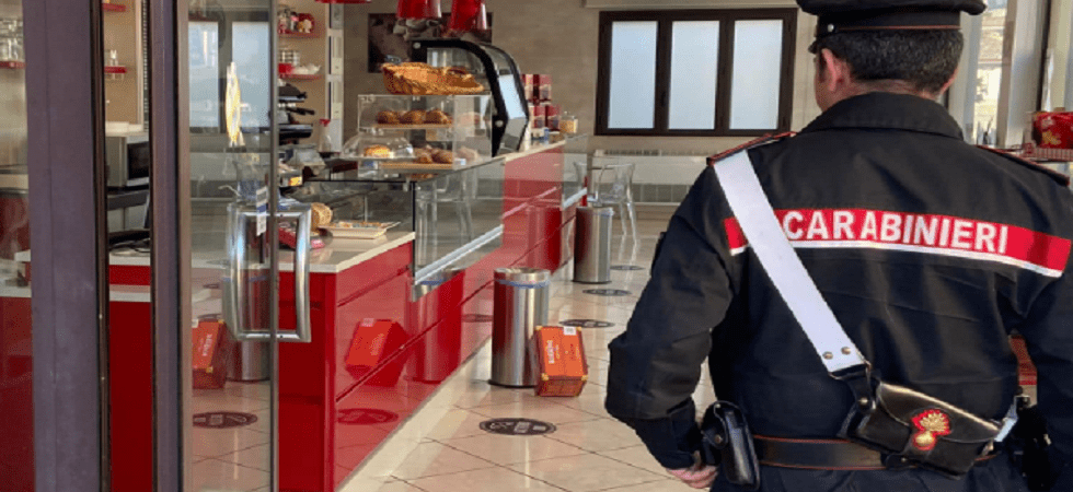 Tenta un furto in un bar, il titolare lo segnala ai carabinieri che lo intercettano con in tasca 180 euro