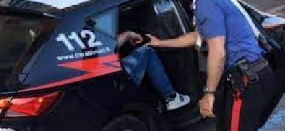 Evade dagli arresti domiciliari ma viene fermato a bordo di un treno diretto a Trento perché è senza mascherina FFP2 e