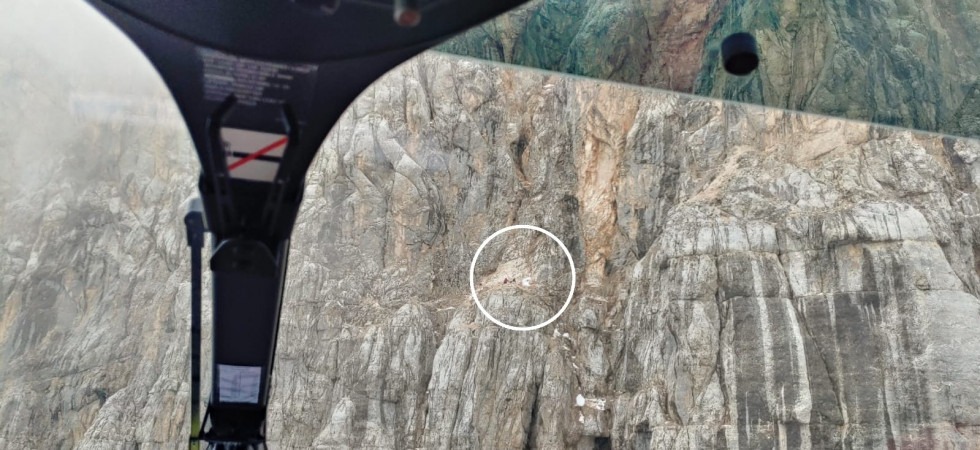 Si stacca l'appiglio ed esce il chiodo dalla roccia: alpinista vola per 12 metri e rimane sospeso nel vuoto