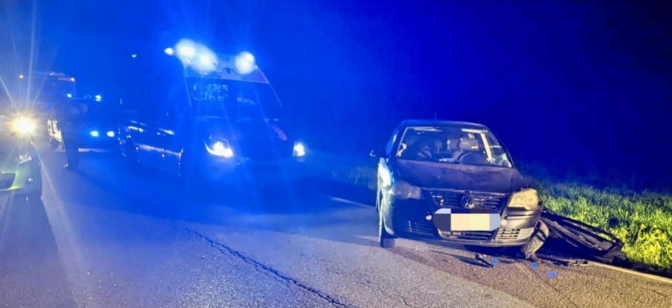 Violento schianto nella notte tra due macchine, sul posto vigili del fuoco e i soccorsi sanitari