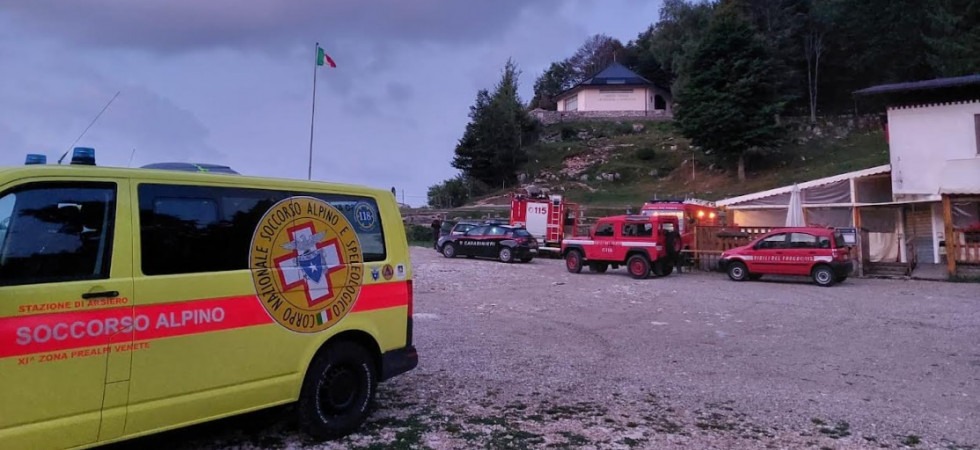 Non fa rientro a casa e la moglie lancia l'allarme, 55enne ritrovato senza vita alla base di una parete rocciosa