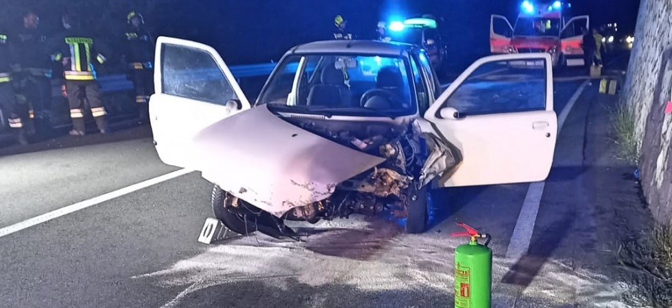 Perde il controllo dell'auto e si schianta violentemente contro un muro, una donna trasferita in ospedale