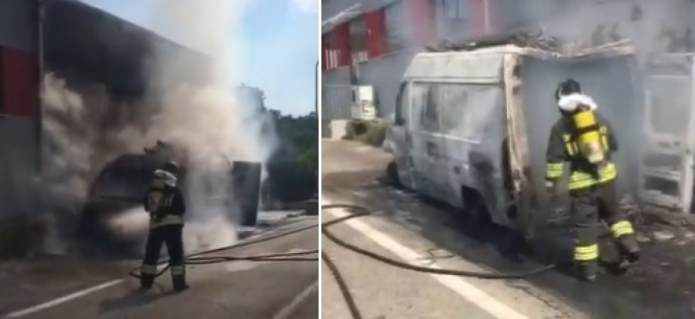 Le fiamme avvolgono e distruggono un furgone carico di bobine di fibra ottica, danni anche ad un capannone