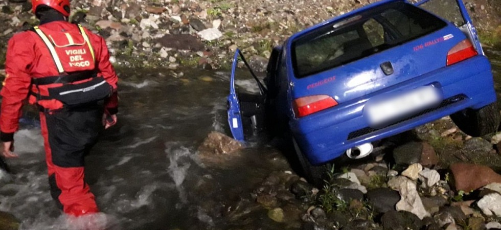 Perde il controllo dell'auto e precipita in un torrente, intervengono vigili del fuoco e il soccorso alpino per recuperare 3