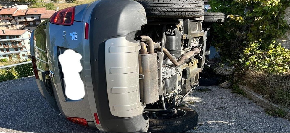 Perde il controllo dell'auto che si ribalta, marito e moglie 80enni trasportati in ospedale